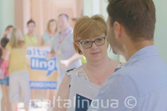 Des membres de l’équipes discutant à l’école d’été