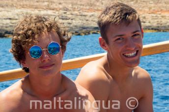 2 garçons souriants lors d'n voyage en bateau