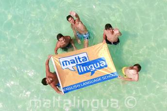 Jeunes étudiants à une excursion à Blue Lagoon, Malte