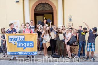 Groupe d'étudiants d'anglais ados à la porte principale de l'école