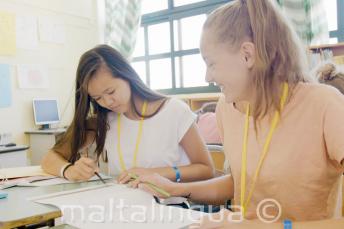 2 filles travaillent ensemble en classe d'anglais