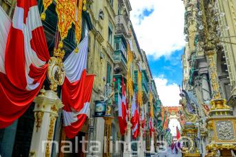 Une rue à Valletta, Malte décorée de drapeaux