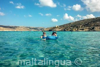 Les étudiants de l'école de langue nageant à Blue Lagoon à Comino