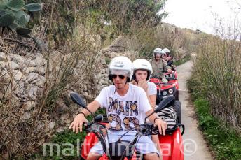 Les étudiants pendant le tour en quad à Gozo