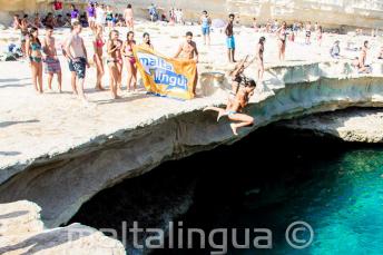 L'école d'anglais Maltalingua sautant à St Peter's Pool