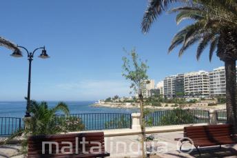 La promenade d'Exiles Bay à Sliema se trouve à 5 minutes à pied de l'école.