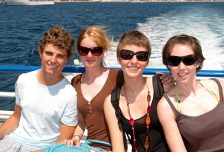 Une famille profitant du voyage en bateau de l'école de langue