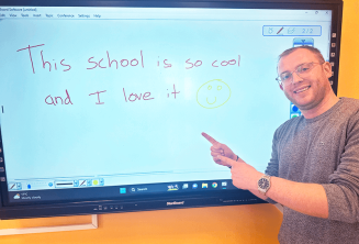 Un étudiant d'anglais qui a écrit de bons commentaires sur le tableau