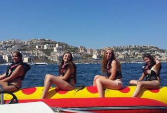 4 filles en promenade en bateau banane