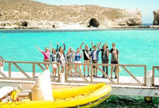 Un groupe d'étudiants près du bateau à Blue Lagoon, Comino