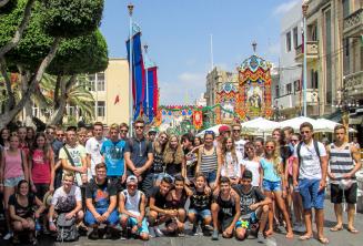 Jeunes étudiants de l'école de langue à une fête à Malte