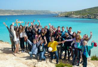 Un groupe d'étudiants d'anglais en excursion à Comino, Malte