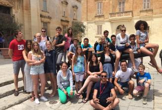 Étudiants assis sur un canon à Mdina