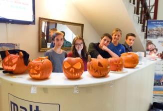 Jeunes étudiants avec de citrouilles sculptées à la réception de l'école