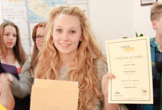 Jeune étudiante de langue avec son certificat de cours d'anglais