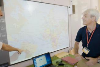 Un enseignant d'anglais regardant le tableau interactif