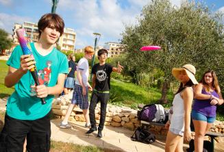 Étudiants jouent au baseball et au frisbee au parc de la résidence