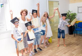 Enfants avec leurs certificats des cours d'anglais