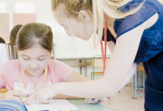 Un insegnante aiuta un bambino in classe