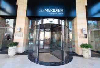 Porte tournante à l'entrée de l'hôtel Le Meridien à St Julians