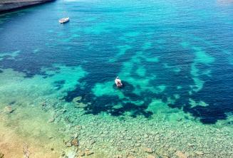 Vue d'une baie à Malte Avec l'eau tourquoise