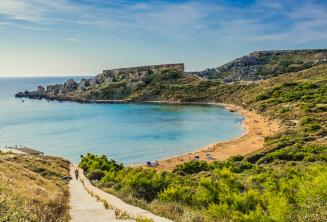 Vue d'une plage de sable à Mellieha, Malte