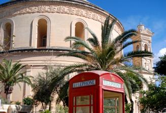 Cabine téléphonique rouge en face du rond-pont de Mosta