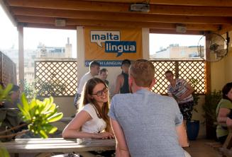 Étudiant d'anglais parlant à son professeur à la terrasse