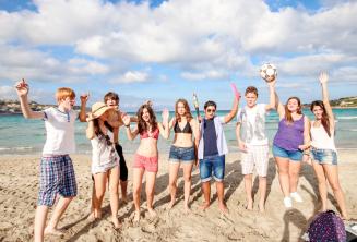 Des étudiants à la plage