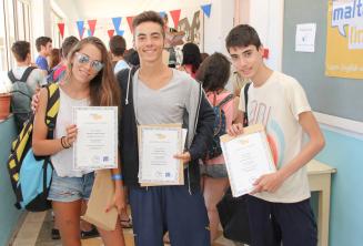 3 étudiants avec leurs certificats ayant complété les cours