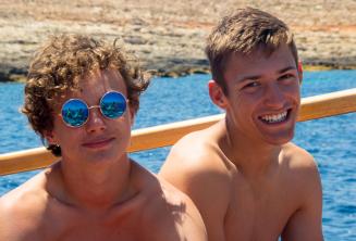 2 garçons souriants lors d'n voyage en bateau