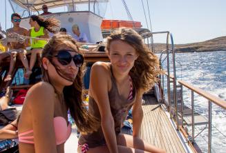 2 filles ados lors d'un voyage en bateau