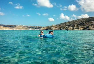 Les étudiants de l'école de langue nageant à Blue Lagoon à Comino