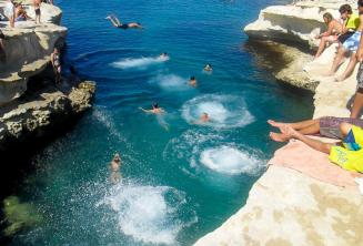 Étudiants nageant à St Peter's Pool