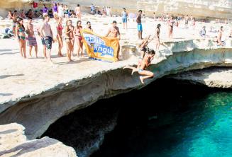 L'école d'anglais Maltalingua sautant à St Peter's Pool