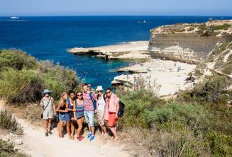 Les étudiants d'anglais visitent St Peter's Pool, Malte