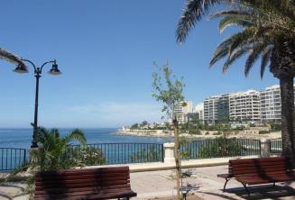 La promenade d'Exiles Bay à Sliema se trouve à 5 minutes à pied de l'école.